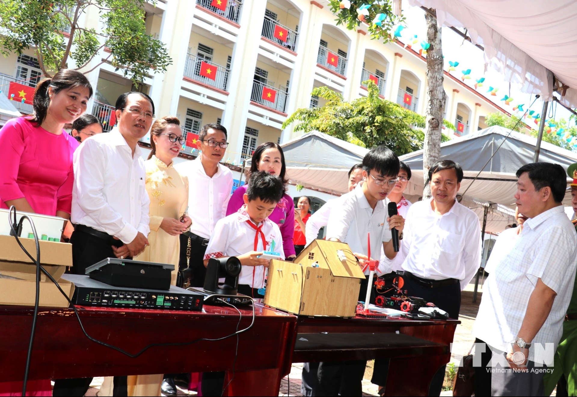 Học sinh giới thiệu sản phẩm sáng tạo tại Trường Trung học cơ sở Tân Xuân (phường Bình Phước). (Ảnh: K GỬI/TTXVN)